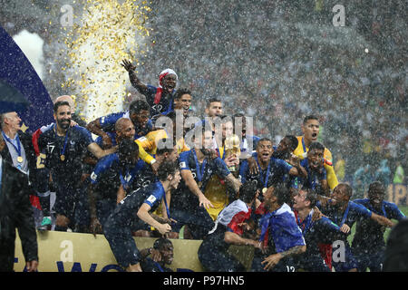 Luzhniki Stadion, Moskau, Russland. Am 15. Juli 2018. FIFA Fußball-WM Finale Frankreich gegen Kroatien; die französischen Spieler feiern mit ihrer Trophäe Credit: Aktion plus Sport/Alamy leben Nachrichten Stockfoto