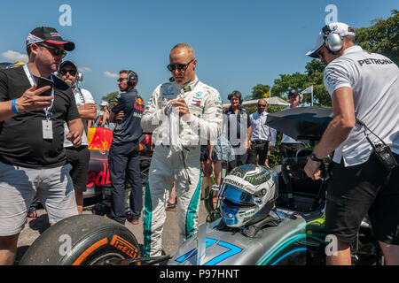 Goodwood Festival der Geschwindigkeit, West Sussex, UK. 15. Juli 2018. Feiert 25 Jahre Silber Jubiilee. Valtteri Bottas finnische Rennfahrer derzeit laufen mit der Formel Eins. Vorbereitung vor einem Rennen. © Gillian Downes/AlamyLive Nachrichten Stockfoto