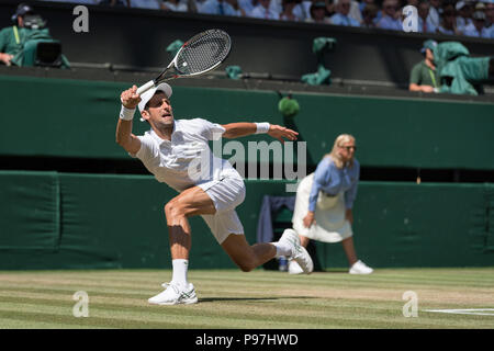 London, Großbritannien. 15. Juli 2018. 15. Juli 2018. Die Wimbledon Tennis Championships 2018 auf der All England Lawn Tennis und Croquet Club, London, England, UK statt. Herren SINGLES FINAL auf dem Center Court. Kevin Anderson v Novak Djokovic dargestellt: - Novak Djokovic. Credit: Duncan Grove/Alamy leben Nachrichten Stockfoto