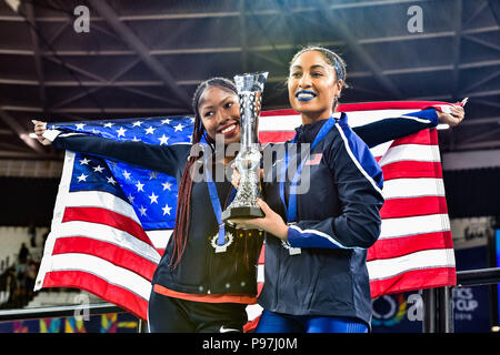 USA captain Königin Harrison hebt die Platin Trophäe als der USA die Eröffnungs-Leichtathletik-WM Während der Leichtathletik WM in London 2018 London Stadion gewinnen am Sonntag, den 15. Juli 2018. LONDON, ENGLAND. Credit: Taka G Wu Stockfoto