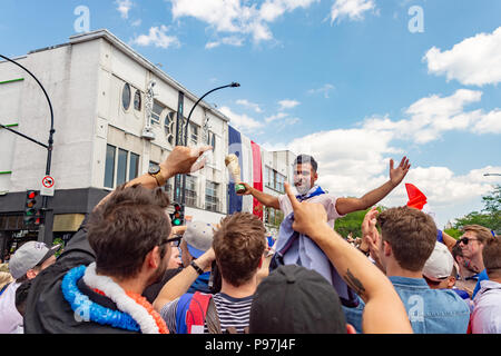 Montreal, Kanada. 15. Juli 2018: Die französischen Staatsangehörigen feiern den Sieg der französischen Fußball-Nationalmannschaft während der Weltmeisterschaft 2018. Credit: Marc Bruxelle/Alamy leben Nachrichten Stockfoto