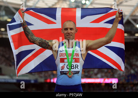 London, Großbritannien. 15. Juli 2018. Dai Greene von Großbritannien feiert mit der britischen Flagge nach der Fertigung in der Männer 400m Hürden 3. Leichtathletik-WM 2018, Tag 2 der Londoner Stadion im Queen Elizabeth Olympic Park, Stratford am Sonntag, dem 15. Juli 2018. Die Auftaktveranstaltung bietet acht Nationen; USA, GB&NI, Polen, China, Deutschland, Frankreich, Jamaica und Südafrika. Dieses Bild dürfen nur für redaktionelle Zwecke verwendet werden. Redaktionelle Verwendung nur, pic von Steffan Bowen/Andrew Orchard sport Fotografie/Alamy leben Nachrichten Stockfoto