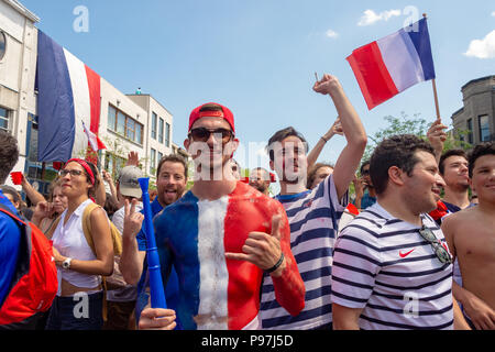 Montreal, Kanada. 15. Juli 2018: Die französischen Staatsangehörigen feiern den Sieg der französischen Fußball-Nationalmannschaft während der Weltmeisterschaft 2018. Credit: Marc Bruxelle/Alamy leben Nachrichten Stockfoto