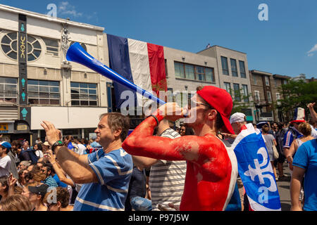 Montreal, Kanada. 15. Juli 2018: Die französischen Staatsangehörigen feiern den Sieg der französischen Fußball-Nationalmannschaft während der Weltmeisterschaft 2018. Credit: Marc Bruxelle/Alamy leben Nachrichten Stockfoto