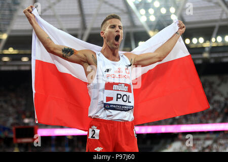 London, Großbritannien. 15. Juli 2018. Marcin Lewandowski von Polen feiert den Sieg in der Männer 1500 m. Leichtathletik-WM 2018, Tag 2 der Londoner Stadion im Queen Elizabeth Olympic Park, Stratford am Sonntag, dem 15. Juli 2018. Die Auftaktveranstaltung bietet acht Nationen; USA, GB&NI, Polen, China, Deutschland, Frankreich, Jamaica und Südafrika. Dieses Bild dürfen nur für redaktionelle Zwecke verwendet werden. Redaktionelle Verwendung nur, pic von Steffan Bowen/Andrew Orchard sport Fotografie/Alamy leben Nachrichten Stockfoto