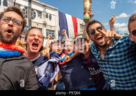 Montreal, Kanada. 15. Juli 2018: Die französischen Staatsangehörigen feiern den Sieg der französischen Fußball-Nationalmannschaft während der Weltmeisterschaft 2018. Credit: Marc Bruxelle/Alamy leben Nachrichten Stockfoto