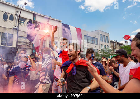 Montreal, Kanada. 15. Juli 2018: Die französischen Staatsangehörigen feiern den Sieg der französischen Fußball-Nationalmannschaft während der Weltmeisterschaft 2018. Credit: Marc Bruxelle/Alamy leben Nachrichten Stockfoto