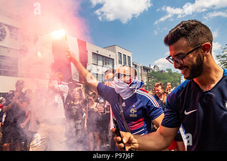 Montreal, Kanada. 15. Juli 2018: Die französischen Staatsangehörigen feiern den Sieg der französischen Fußball-Nationalmannschaft während der Weltmeisterschaft 2018. Credit: Marc Bruxelle/Alamy leben Nachrichten Stockfoto