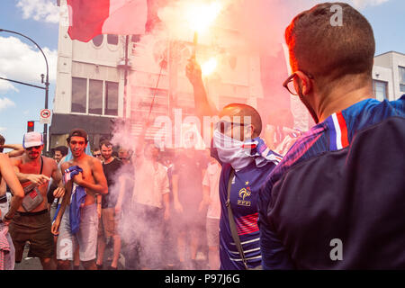 Montreal, Kanada. 15. Juli 2018: Die französischen Staatsangehörigen feiern den Sieg der französischen Fußball-Nationalmannschaft während der Weltmeisterschaft 2018. Credit: Marc Bruxelle/Alamy leben Nachrichten Stockfoto