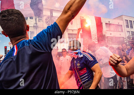 Montreal, Kanada. 15. Juli 2018: Die französischen Staatsangehörigen feiern den Sieg der französischen Fußball-Nationalmannschaft während der Weltmeisterschaft 2018. Credit: Marc Bruxelle/Alamy leben Nachrichten Stockfoto