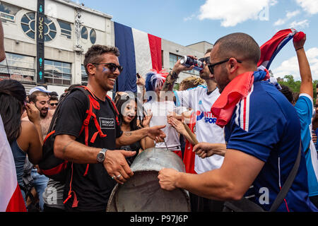 Montreal, Kanada. 15. Juli 2018: Die französischen Staatsangehörigen feiern den Sieg der französischen Fußball-Nationalmannschaft während der Weltmeisterschaft 2018. Credit: Marc Bruxelle/Alamy leben Nachrichten Stockfoto