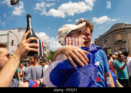 Montreal, Kanada. 15. Juli 2018: Die französischen Staatsangehörigen feiern den Sieg der französischen Fußball-Nationalmannschaft während der Weltmeisterschaft 2018. Credit: Marc Bruxelle/Alamy leben Nachrichten Stockfoto