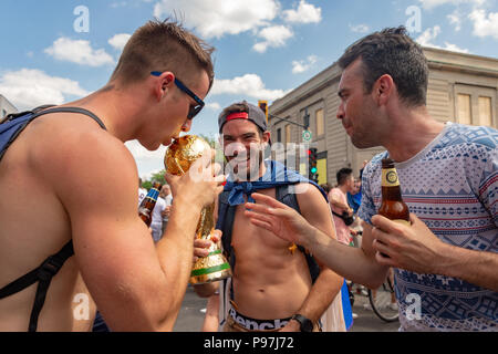 Montreal, Kanada. 15. Juli 2018: Die französischen Staatsangehörigen feiern den Sieg der französischen Fußball-Nationalmannschaft während der Weltmeisterschaft 2018. Credit: Marc Bruxelle/Alamy leben Nachrichten Stockfoto