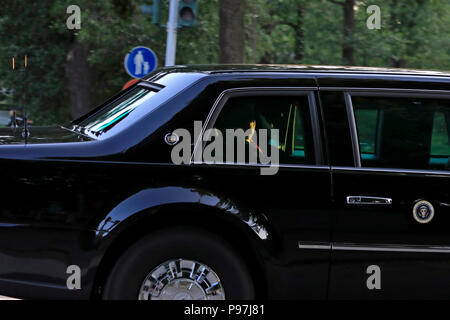 Helsinki, Finnland. Juli 15, 2018. Die wagenkolonne von US-Präsident Donald Trump und First Lady Melania Trump en Route zu Hilton Helsinki Kalastajatorppa Hotel. Präsident Donald Trump Wellen in die Menge. Credit: Taina Sohlman/Alamy leben Nachrichten Stockfoto