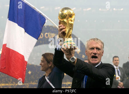 Frankreich Trainer Didier Deschamps wirft mit der Trophäe, nachdem sein Team der FIFA WM-Finale bei den Luzhniki Stadion, Moskau gewonnen. Stockfoto