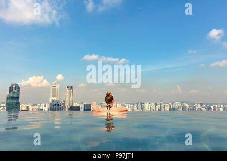 Weibliche Touristen in Infinity Pool der Marina Bay in Singapur Stockfoto