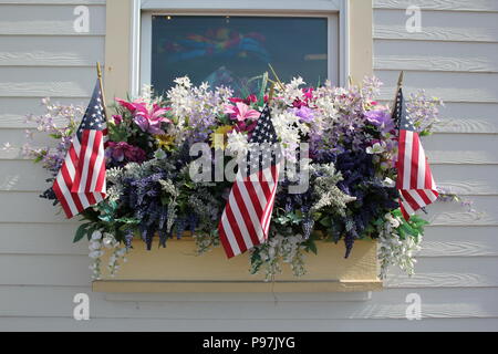 Am 4. Juli Feier Fahnen auf der Fensterbank der Albanese Candy Store in Indiana gepflanzt. Stockfoto