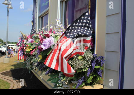 Am 4. Juli Feier Fahnen auf der Fensterbank der Albanese Candy Store in Indiana gepflanzt. Stockfoto