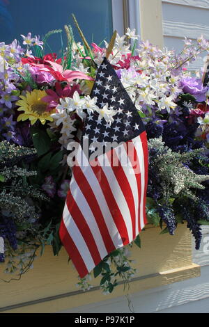 Am 4. Juli Feier Fahnen auf der Fensterbank der Albanese Candy Store in Indiana gepflanzt. Stockfoto