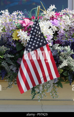 Am 4. Juli Feier Fahnen auf der Fensterbank der Albanese Candy Store in Indiana gepflanzt. Stockfoto