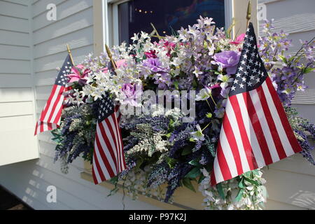 Am 4. Juli Feier Fahnen auf der Fensterbank der Albanese Candy Store in Indiana gepflanzt. Stockfoto