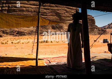 Arabische Beduinen Mann erwartet Kunden, Beduinenlager, Wadi Rum wüste Tal, Jordanien, Naher Osten Stockfoto