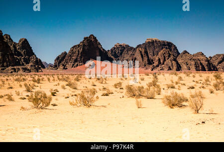 Bunte Wüstenlandschaft mit felsigen Klippen und roten Sanddüne, Wadi Rum Wüstental, Jordanien, Mittlerer Osten Stockfoto