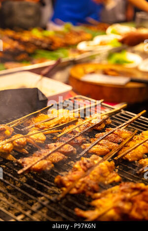 Chicken Satay Grillen auf Grill am Markt Stockfoto