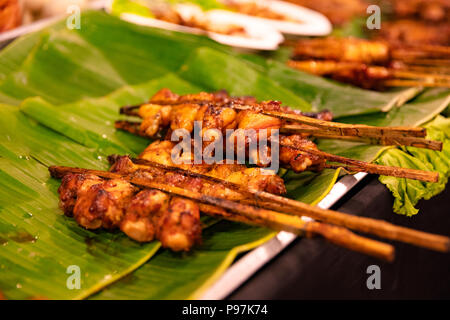 Chicken Satay, serviert auf Bananenblättern an Street Market Stockfoto