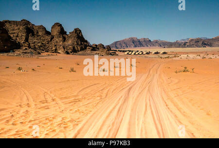 Wüstenlandschaft mit Fahrzeug 4x4 Spuren im Sand in der Nähe von Wadi Rum nacht Luxury camp Jordanien, Naher Osten Stockfoto