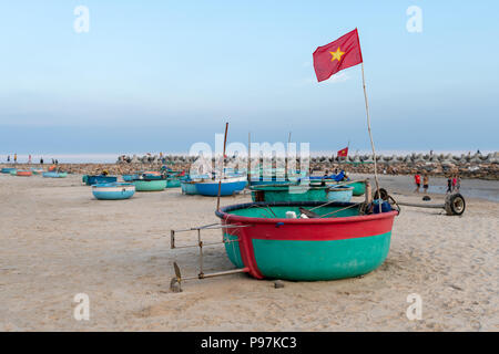 Kleine Fischerboote am Mui Ne Strand im Südosten von Vietnam. Personen, die Zeit am Strand Stockfoto