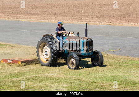 Alte Fordson Super Major Schneiden von Gras am Flugplatz Perranporth Stockfoto