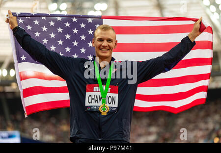 Die USA Sam Kendricks nach dem Gewinn der mens Stabhochsprung bei Tag zwei der Leichtathletik WM im Queen Elizabeth Stadium, London. Stockfoto