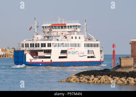Wight Sun, eine Wightlink Passagierfähre, Beenden von Portsmouth Harbour in den Solent Solent Strait (Meer). Wightlink Schiff in Portsmouth, Hampshire, UK. Stockfoto