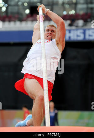 Polen Piotr Lisek konkurriert in der Mens Stabhochsprung bei Tag zwei der Leichtathletik WM im Queen Elizabeth Stadium, London. Stockfoto