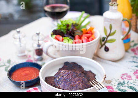 Mittagessen im Freien, Picknick mit Fleisch und Salat. Gemüse und Rindfleisch. Eine gesunde und köstliche Abendessen. Platz kopieren Stockfoto