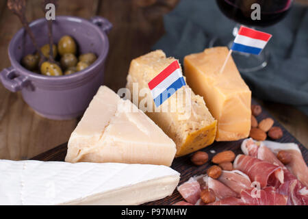 Verschiedene Käse, Fleisch, Wein in ein Glas und Oliven. Köstlichen holländischen Snack für eine Party. Blick von oben. Platz kopieren Stockfoto