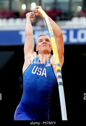 Die USA Sam Kendricks konkurriert in der Mens Stabhochsprung bei Tag zwei der Leichtathletik WM im Queen Elizabeth Stadium, London. Stockfoto