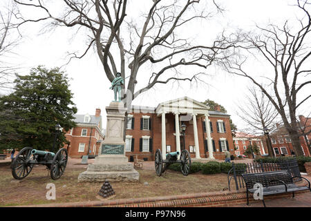 Albemarle County Gerichtsgebäude in Court Square, neben Gerechtigkeit Park (ehemals Jackson Park) in Charlottesville, VA. Photo Credit: Katherine P Stockfoto