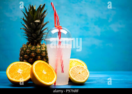 Gesunde exotischen Drink von Orangen und Ananas Stockfoto