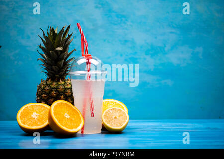 Gesunde exotischen Drink von Orangen und Ananas Stockfoto