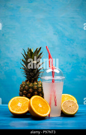 Gesunde exotischen Drink von Orangen und Ananas Stockfoto