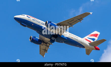 Berlin, Deutschland, 15.07.2018: British Airways Airbus A319 fliegen in den Himmel, den Flughafen Tegel Stockfoto