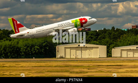 Berlin, Deutschland, 01.07.2018: Air Portugal Airbus A319, dem Flughafen Tegel fliegen Stockfoto