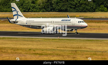 Berlin, Deutschland, 01.07.2018: Aegean Airlines Airbus A320 auf dem Flughafen Tegel anreisen Stockfoto