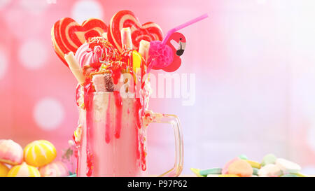 Making modern Trend Erdbeere freak shakes Milchshakes toppping mit Lutscher Bonbons und Kekse, selektiven Fokus. Stockfoto