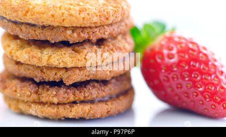 Makro Nahaufnahme des Stack von Cookies mit Erdbeere. Stockfoto