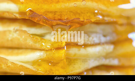 Stapel Pfannkuchen mit Sirup beträufelt, Makro Nahaufnahme. Stockfoto