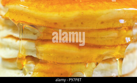 Stapel Pfannkuchen mit Sirup beträufelt, Makro Nahaufnahme. Stockfoto