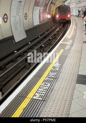 Eine U-Bahn kommt in die Platorm in der Londoner U-Bahn Stockfoto